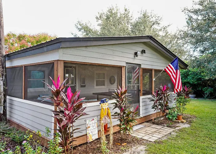 Lake Clinch Waterfront Home: Screened Porches