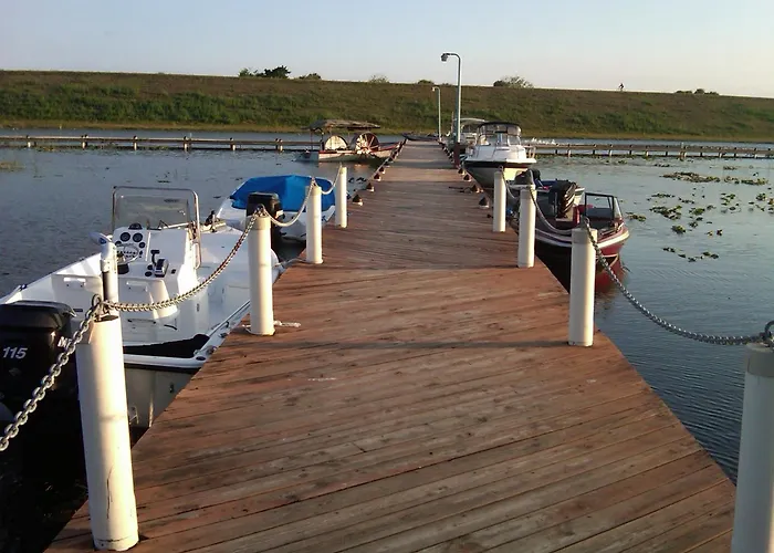Lakeshore Resort And Marina